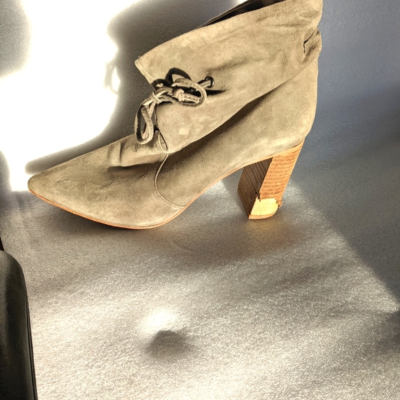 Donating Soon! Free GWP! TAHARI Womens Tan and Brown Ankle Boots Size 8 - Picture 2 of 8